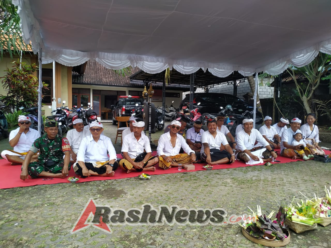 Wujudkan Keharmonisan dan Pelestarian Adat, Babinsa dan Bhabinkamtibmas Dukung Upacara Piodalan di Sayan