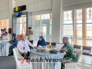 Kasdim 1601/Sumba Timur Hadiri Launching Rute Baru Sriwijaya Air di Sumba Timur