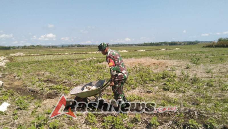 Dukung Ketahanan Pangan, Babinsa Lewa Bantu Percepatan Pembuatan Irigasi Pertanian