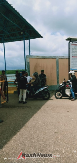 Babinsa Desa Ofalangga Jaga Situasi Kondusif di Pelabuhan Pantai Baru