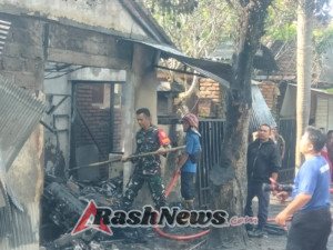 Berjibaku Lawan Sijago Merah, Babinsa Semarapura Kauh Berjibaku Bersama Bhabinkamtibmas, Damkar Dan Warga Tangani Kebakaran Bengkel