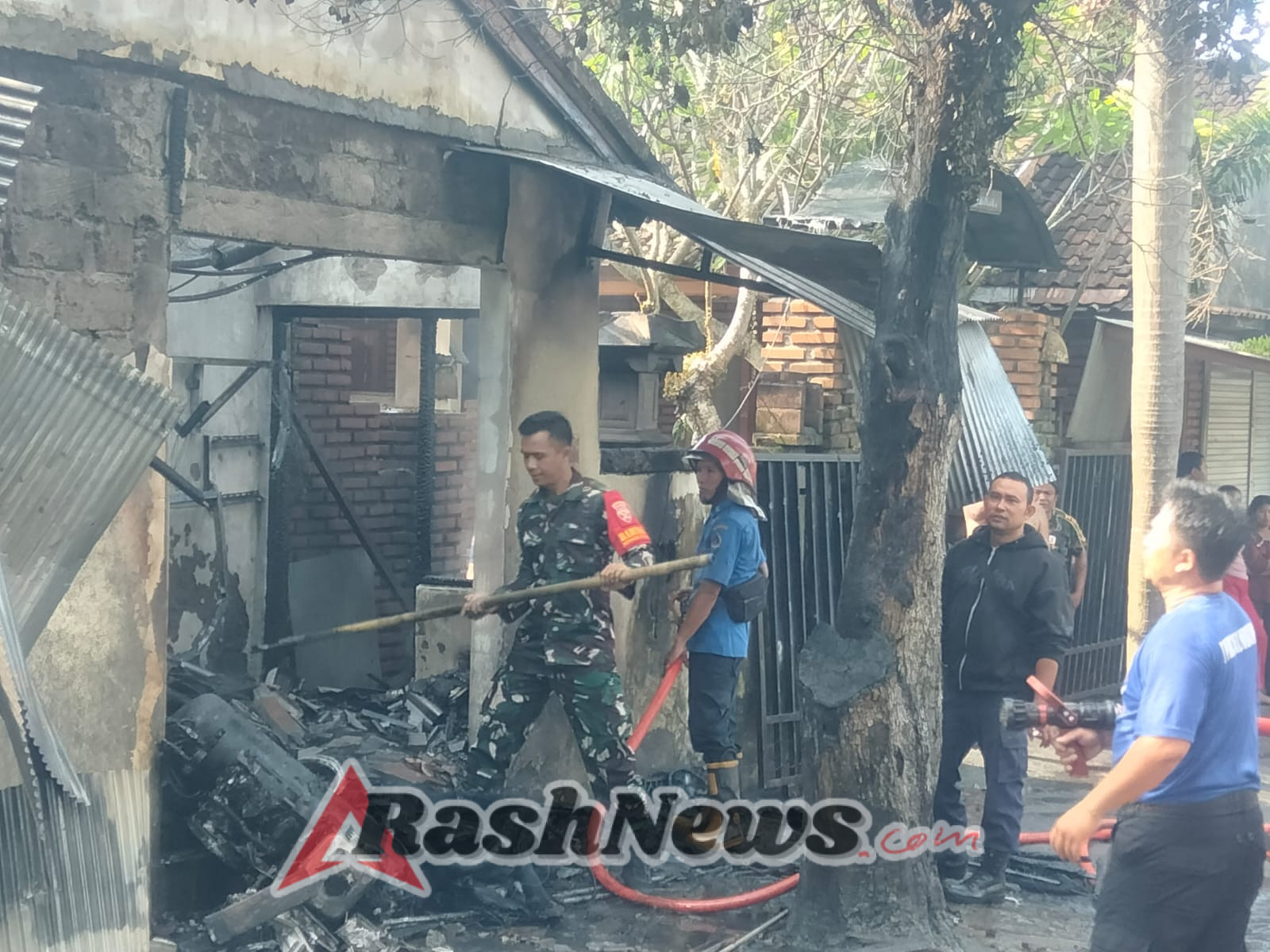 Berjibaku Lawan Sijago Merah, Babinsa Semarapura Kauh Berjibaku Bersama Bhabinkamtibmas, Damkar Dan Warga Tangani Kebakaran Bengkel