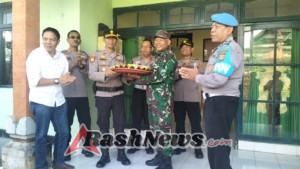 Polsek Bangli Berikan Surprise Tumpeng ke Koramil 1626-01/Bangli dalam Rangka HUT ke-80 TNI