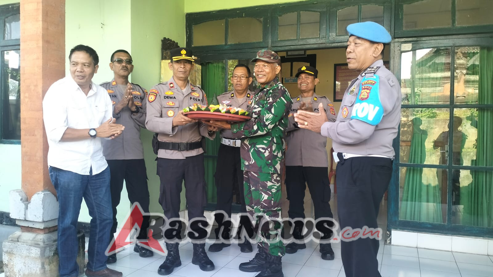 Polsek Bangli Berikan Surprise Tumpeng ke Koramil 1626-01/Bangli dalam Rangka HUT ke-80 TNI