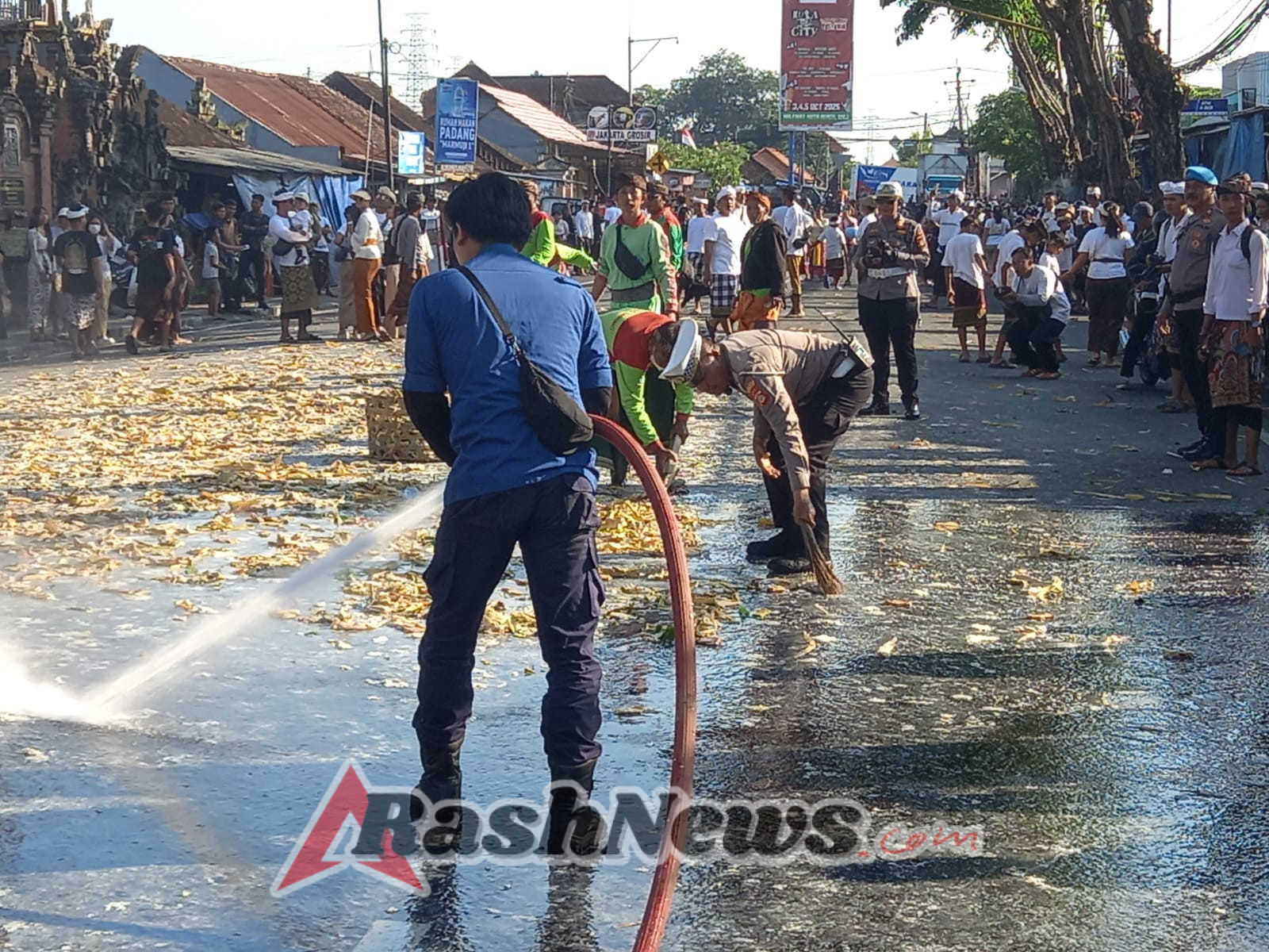 Wujud Peduli Lingkungan, Polres Badung Bantu Bersihkan Sampah Usai Pengamanan Aci Tabuh Rah Pengangon