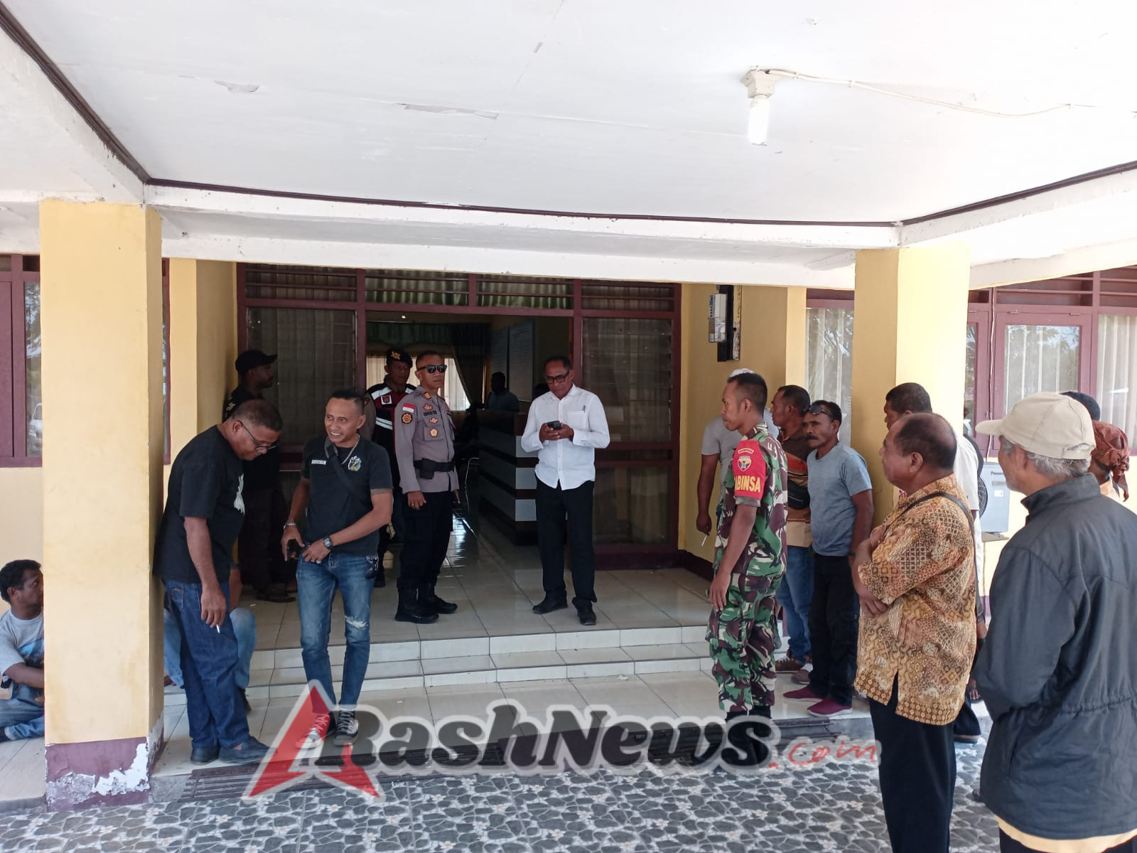 Wujud Tugas Kewilayahan, Babinsa Aesesa Amankan RDP DPRD Nagekeo Bersama Masyarakat Adat