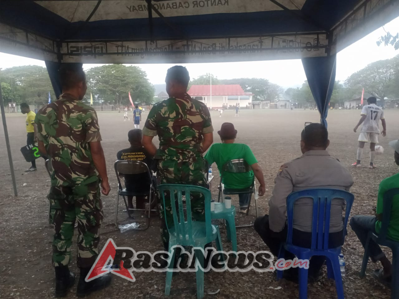 Pengamanan Kondusif, Babinsa Aesesa Hadir di Tengah Semarak Kota Mbay Cup I