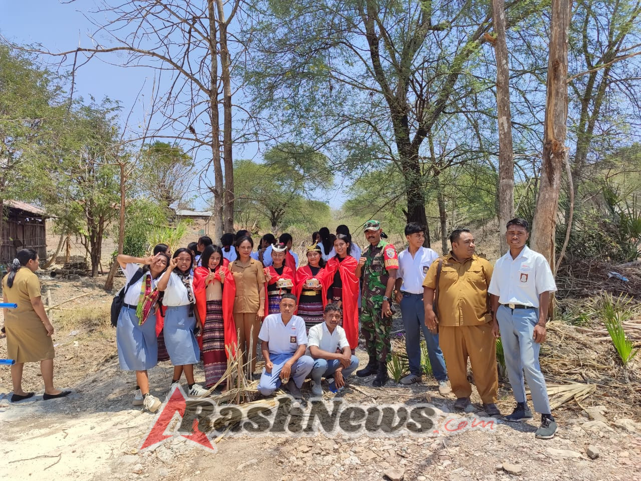 Napak Tilas SMA Taebenu Terbingkai dalam Buku Antologi