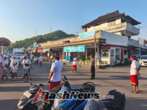 Piket Lantas Polsek Padangbai Amankan Kegiatan Melasti Warga Desa Padangbai ke Pura Mumbul