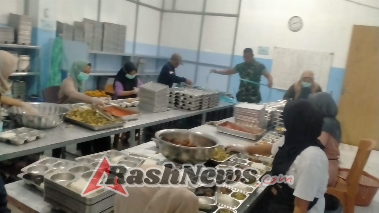 Babinsa Dampingi Penyaluran Bantuan Gizi Nusantara di Desa Mangge Asi