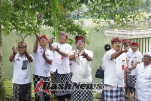 Bupati Sanjaya Doakan Kerahayuan Jagat di Pura Luhur Batukau, Tekankan Makna Tri Hita Karana