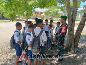 Babinsa Koramil 1618-01/Miotim Sentuh Hati Para Pelajar Lewat Pesan Nasionalisme