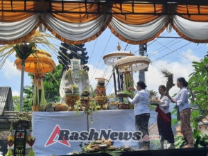 Hadiri  Persembahyangan Pujawali, Kebersamaan Babinsa Dawan Kaler Ditengah  Tradisi