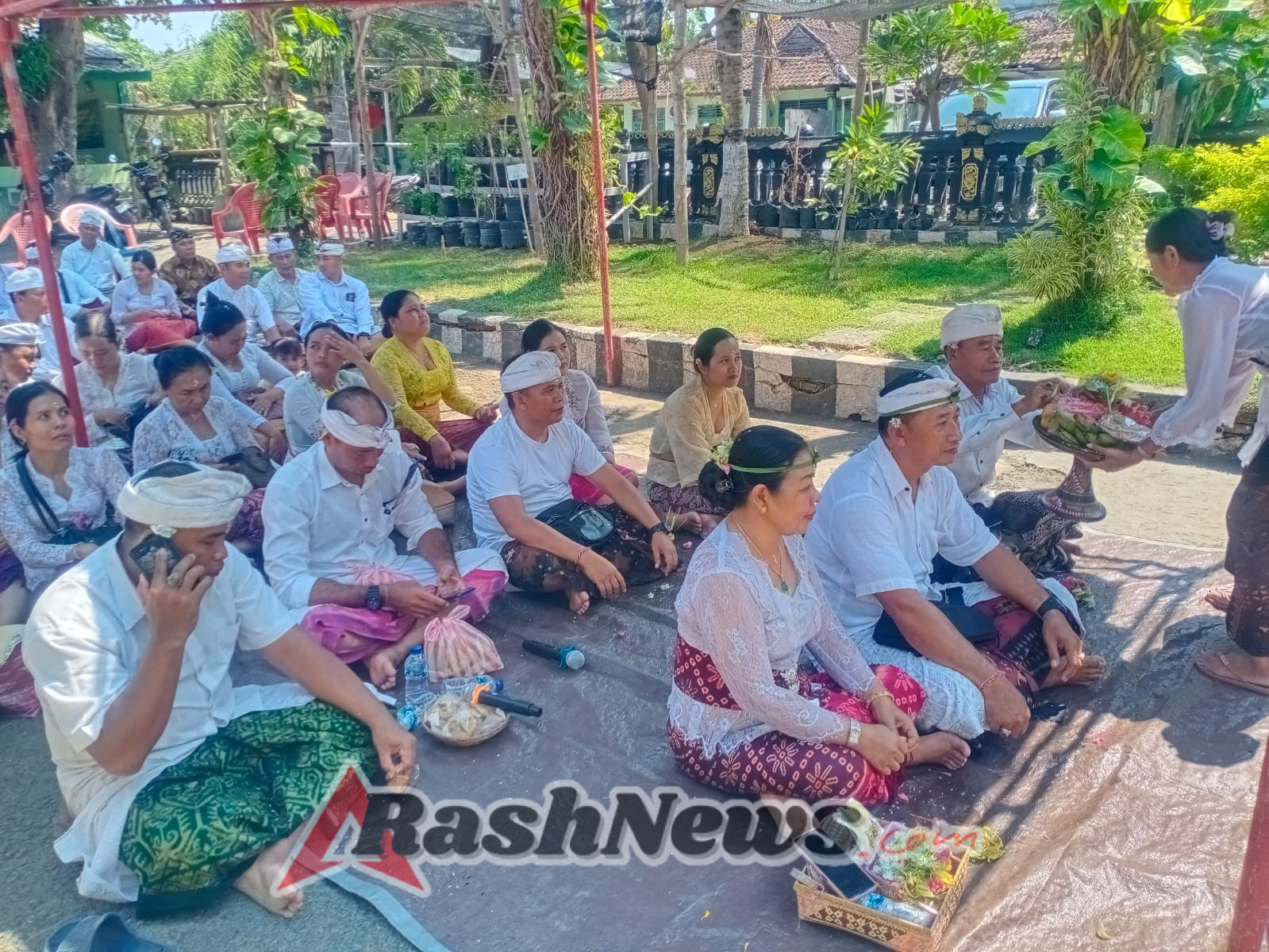 Harmoni dan Kebhinekaan Terjalin dalam Upacara Piodalan Koramil 01/Buleleng