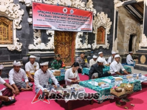 Bhabinkamtibmas Desa Megati, Aiptu I Gede Suastika, dari Polsek Selemadeg Timur (Seltim), Polres Tabanan, menghadiri pengukuhan Bendesa Adat Serampingan