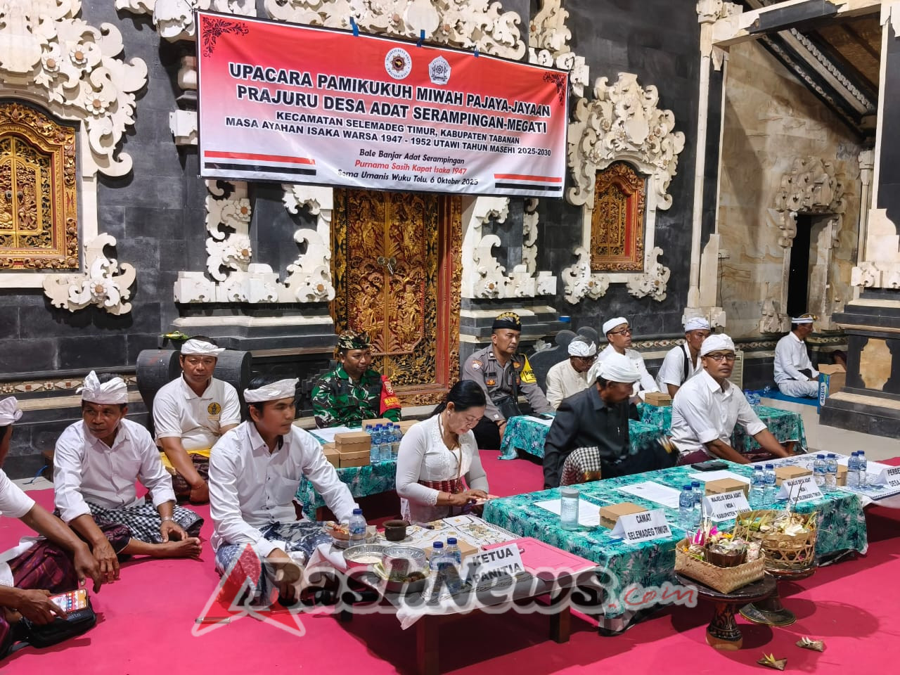 Bhabinkamtibmas Desa Megati, Aiptu I Gede Suastika, dari Polsek Selemadeg Timur (Seltim), Polres Tabanan, menghadiri pengukuhan Bendesa Adat Serampingan