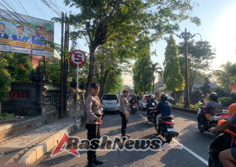 Personil Satresnarkoba Polres Karangasem Atur Lalu Lintas di Depan SMPN 2 Amlapura