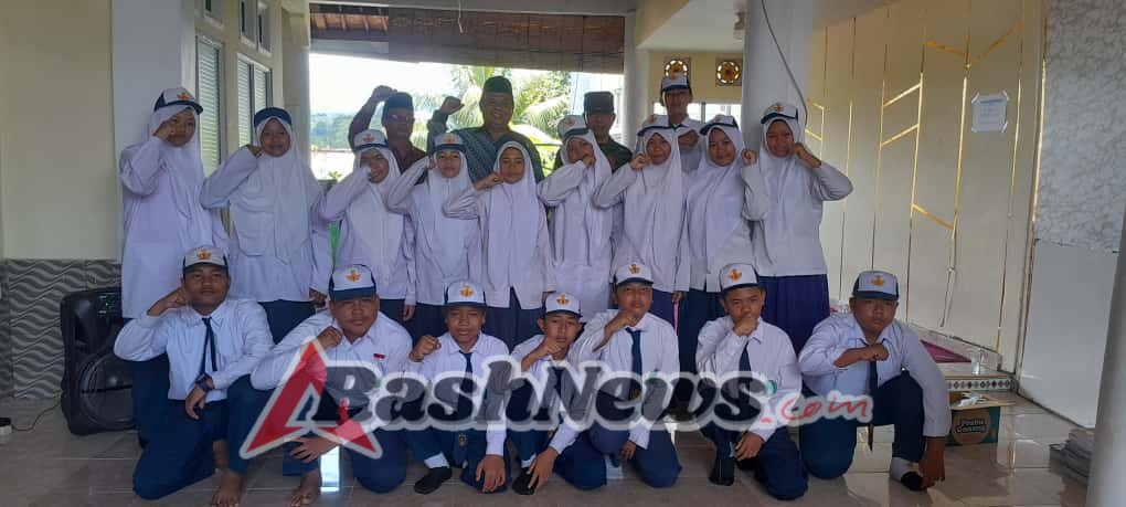Tumbuhkan kesadaran berbangsa, Danramil 1623-04/Sidemen  berikan materi Wasbang kepada siswa – siswi MTs.