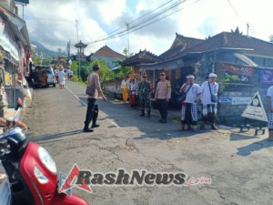 Babinsa 1623-01/Karangasem hadir ditengah-tengah masyarakat amankan upacara keagamaan.
