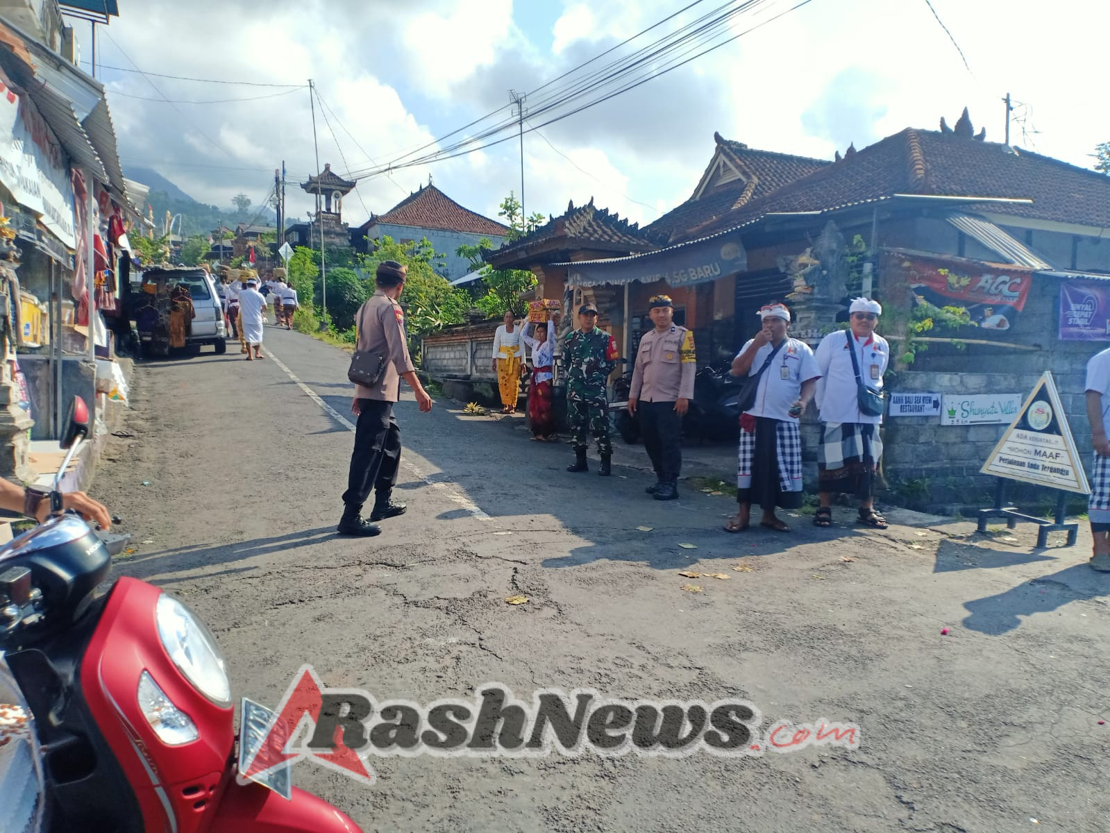 Babinsa 1623-01/Karangasem hadir ditengah-tengah masyarakat amankan upacara keagamaan.