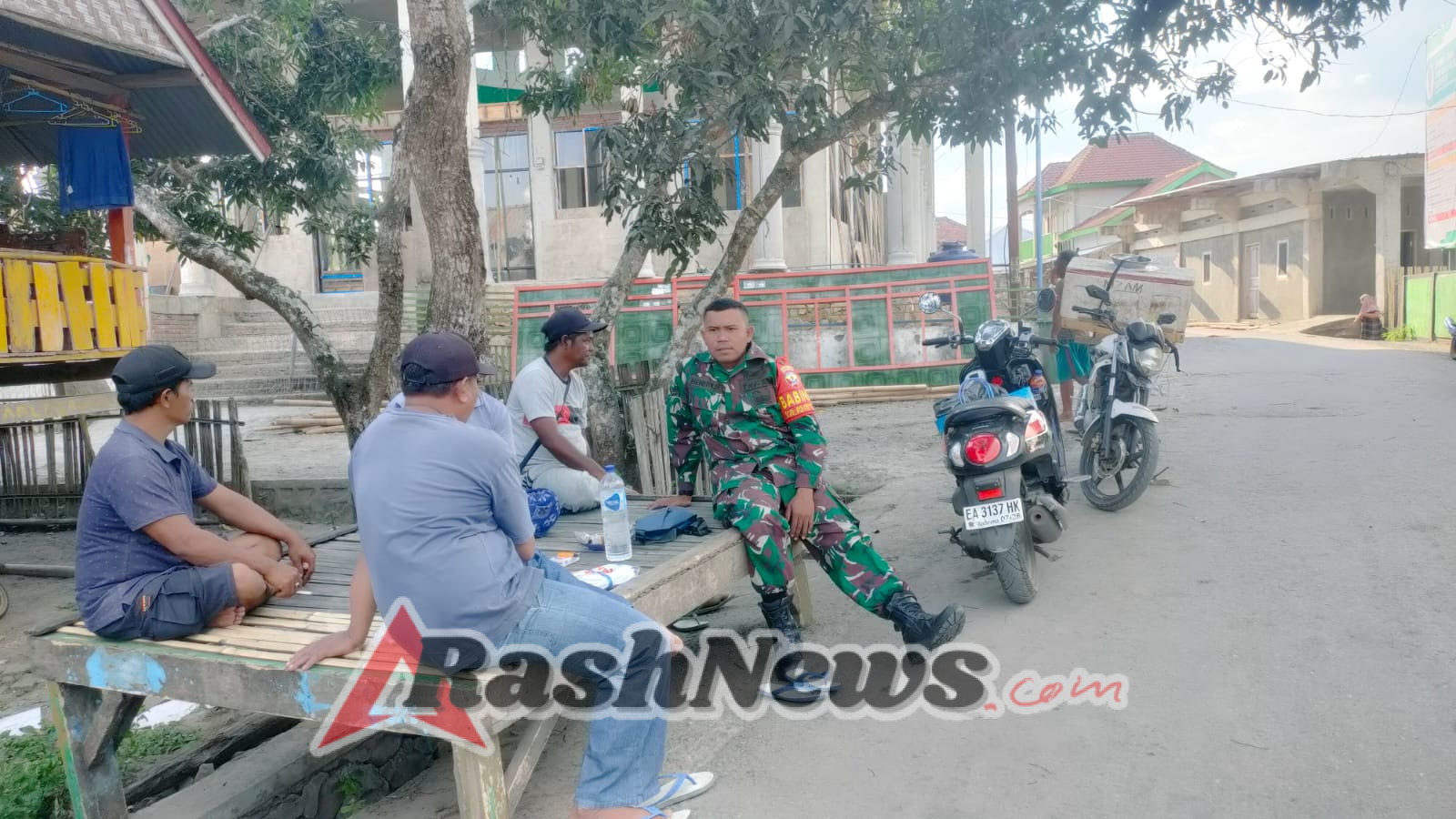 Babinsa Serda Hendry Aktif Sosialisasikan Pentingnya Keamanan Lingkungan