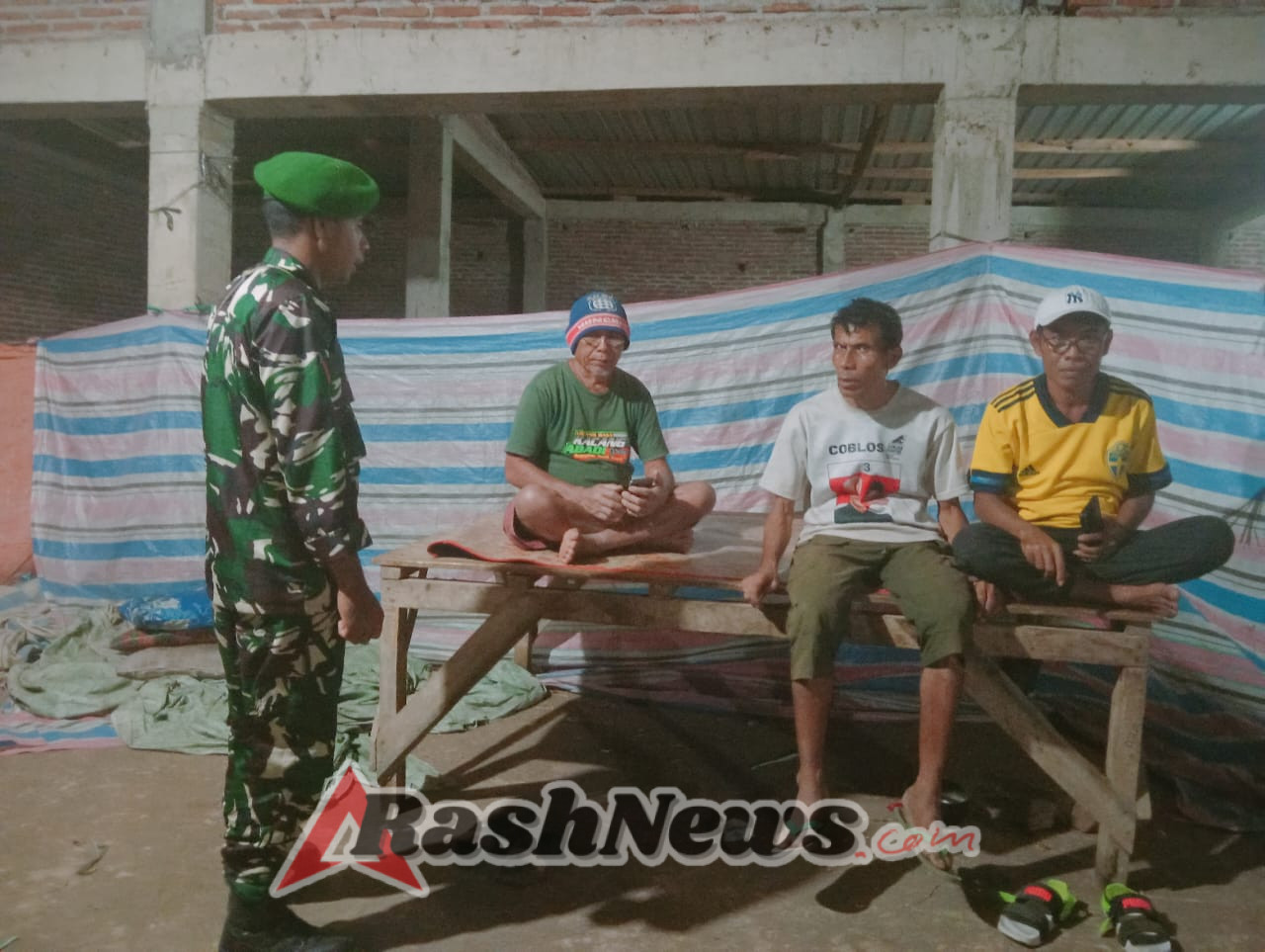 Patroli Malam Babinsa Wawo Dukung Gotong Royong dan Keamanan Lingkungan