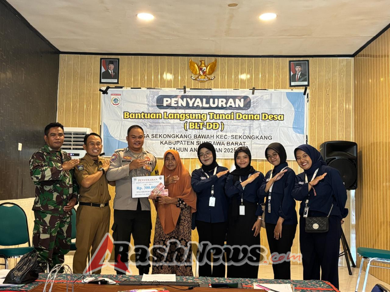 Babinsa Koramil 1628-02/Sekongkang Awasi Langsung Penyerahan BLT Dana Desa