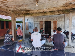 TNI Hadir di Tengah Rakyat, Babinsa Laksanakan Komsos di Kecamatan Detukeli