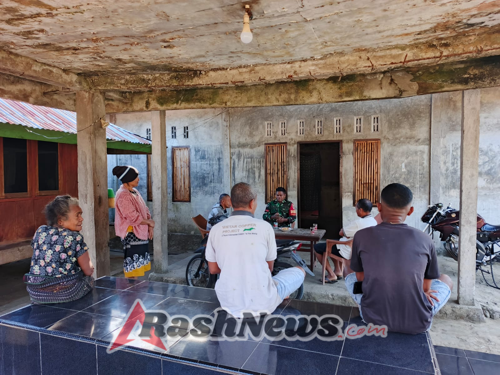 TNI Hadir di Tengah Rakyat, Babinsa Laksanakan Komsos di Kecamatan Detukeli