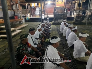 Purnama Kapat Jadi Momen Babinsa Serongga Eratkan Hubungan dengan Prajuru Adat dan Tokoh Masyarakat