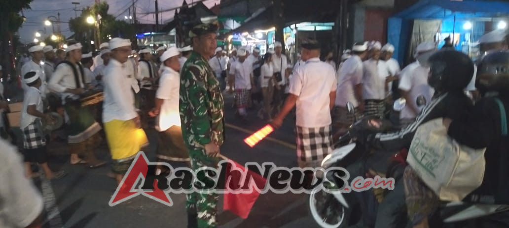 Sinergitas Babinsa, Pecalang, dan Aparat Desa Wujudkan Ketertiban Saat Piodalan di Pura Puseh Buruan