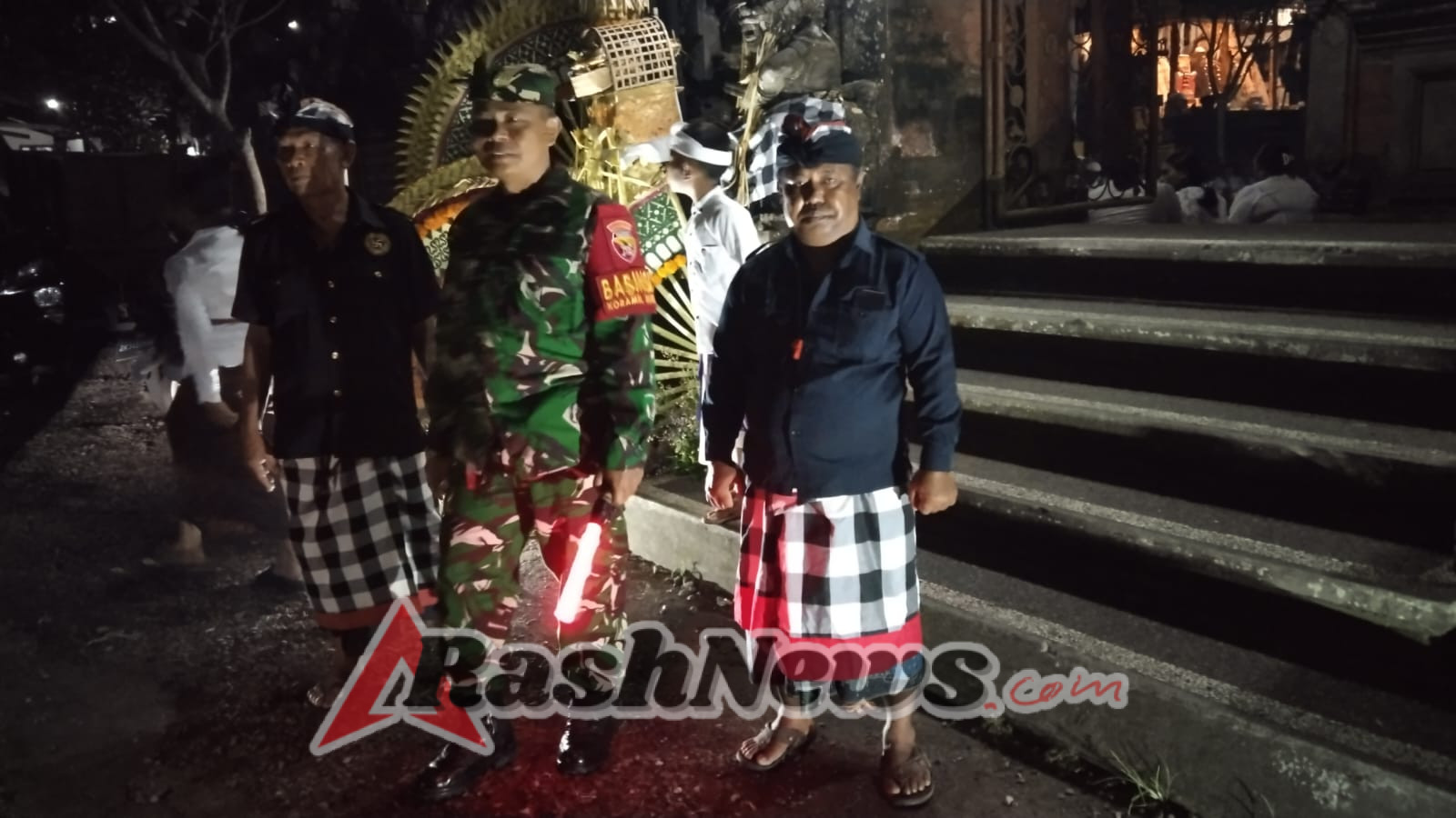Babinsa Koramil 1616-01/Gianyar Dukung Kelancaran Piodalan di Desa Adat Petak