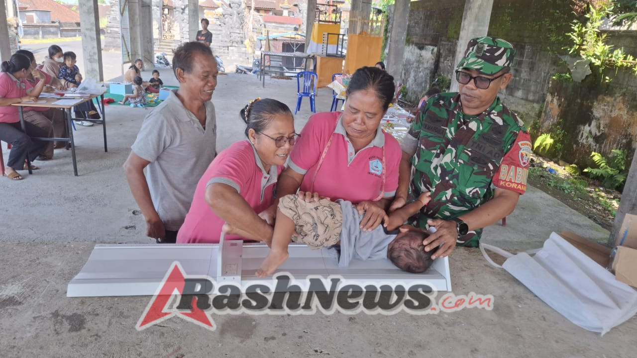 Babinsa Koramil 1616-01/Gianyar Bersinergi dengan Petugas Kesehatan Awasi Pertumbuhan Balita