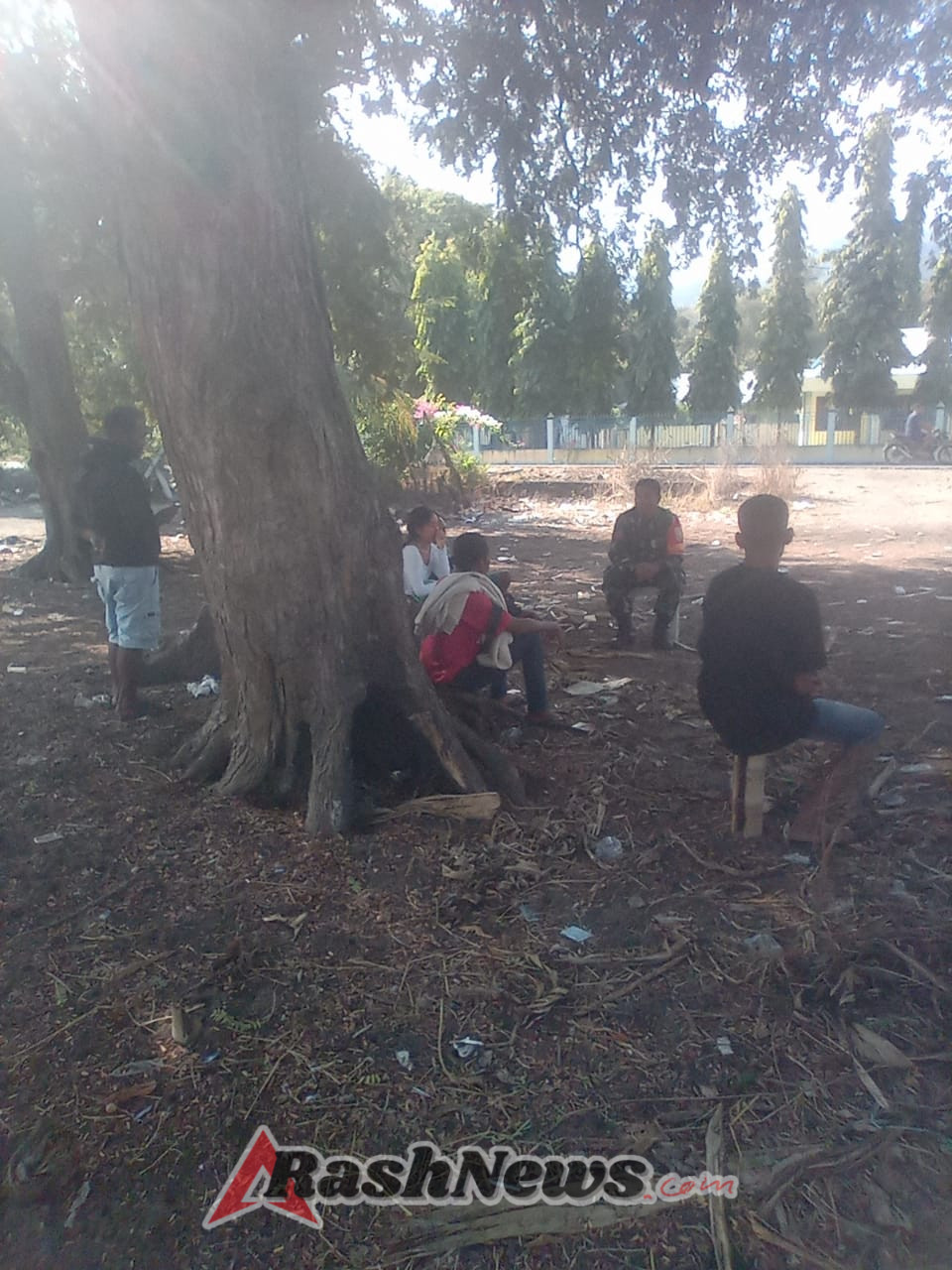 Babinsa Maurole Hadir Berikan Rasa Aman dan Nyaman di Wilayah Binaan