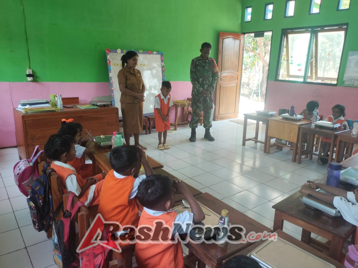 Babinsa Koramil 1627-02/Pantai Baru Kawal Penyaluran Makanan Bergizi untuk Ribuan Siswa