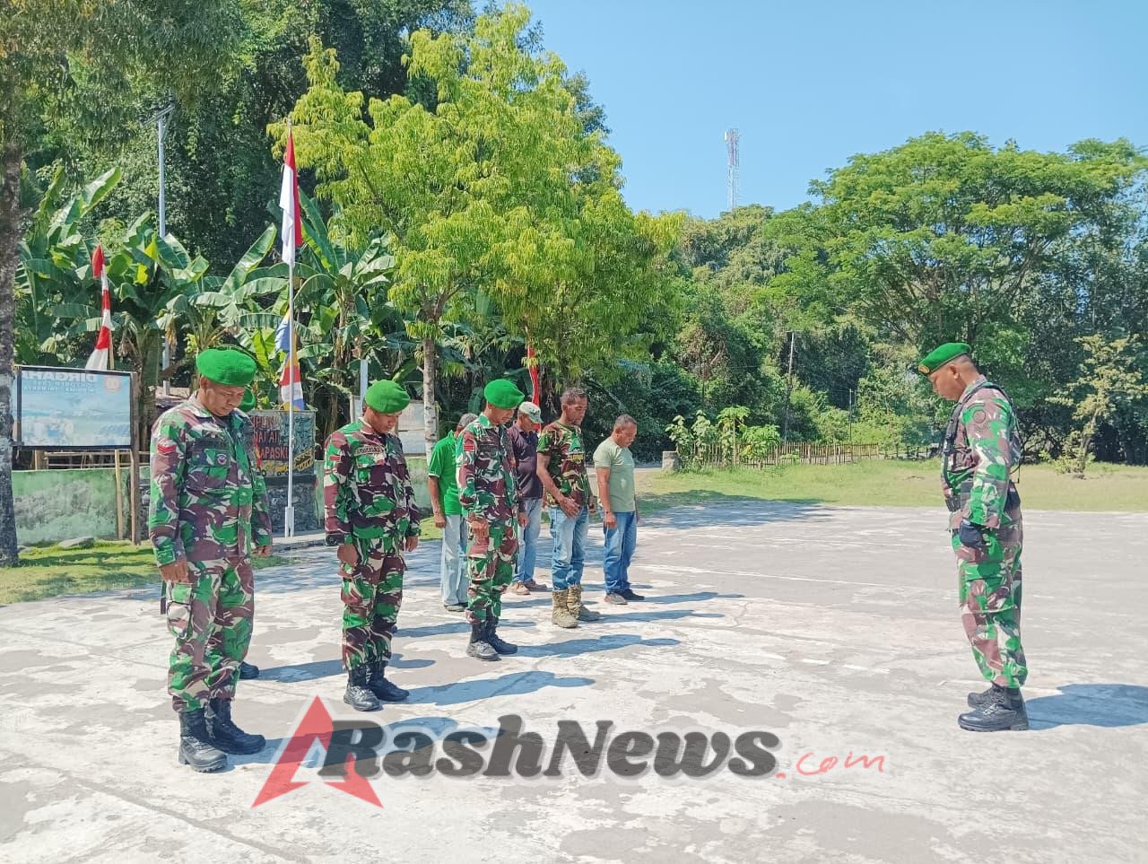 Babinsa Talibura Perkuat Sinergitas TNI–Linmas Lewat Patroli Gabungan Malam Hari
