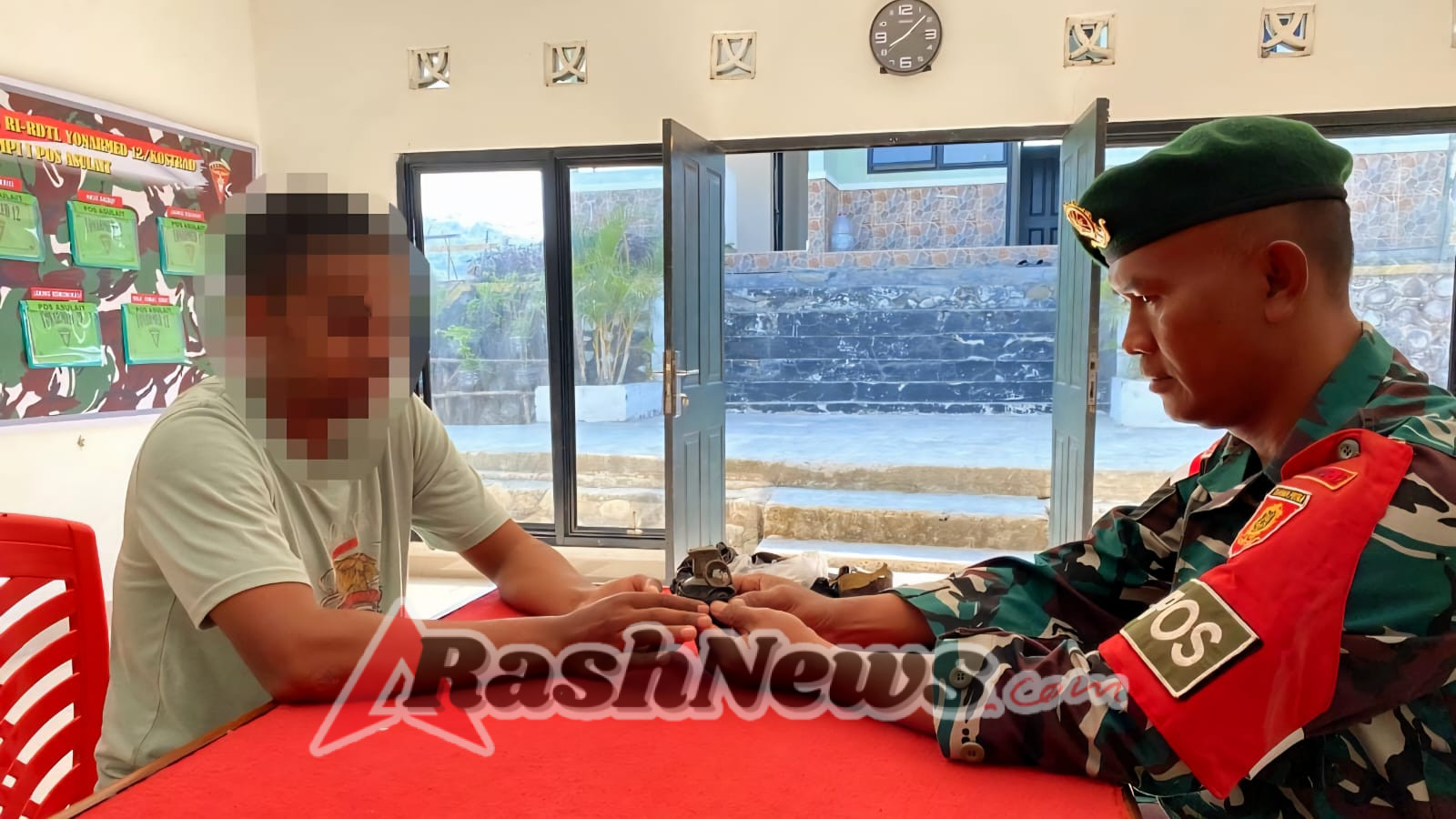 Kesadaran Tinggi Warga Perbatasan, Serahkan Granat Lama ke Satgas Pamtas Yonarmed 12 Kostrad