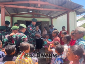 Toleransi di Tanah Perbatasan, Satgas Pamtas RI-RDTL Sektor Barat Bagikan Alkitab di Gereja Desa Manusasi