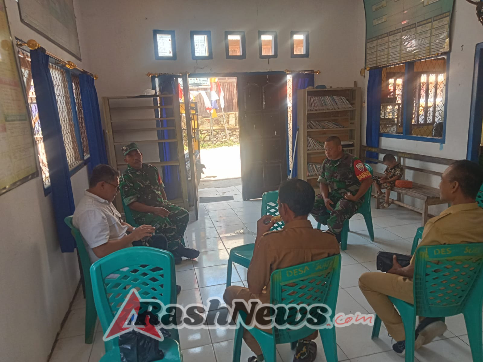 Sosialisasi Irigasi Sawah di Desa Soki, Babinsa Aktif Dampingi Proyek Pengairan Sawah