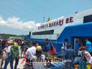 Babinsa Koramil 1627-01/Baa Pantau Aktivitas Kapal Bahari Express di Pelabuhan Ba’a