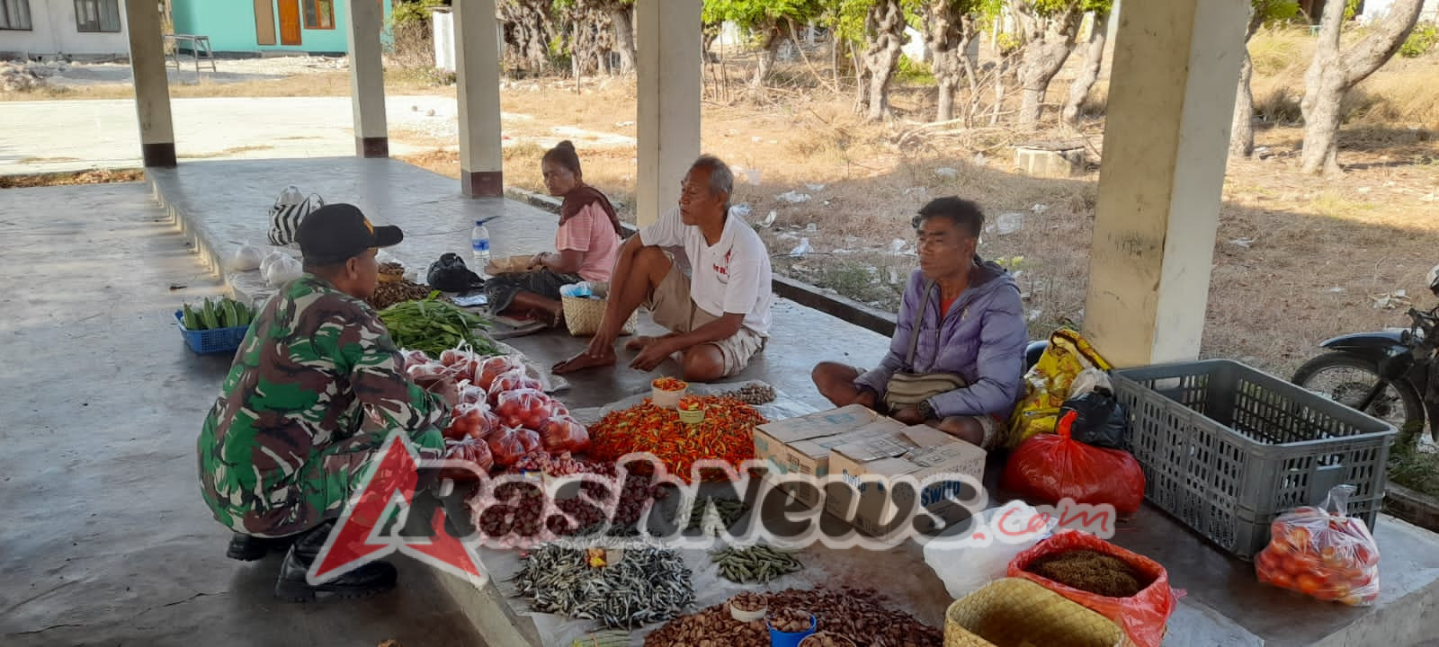 Melalui Komsos, Babinsa Ajak Warga Pasar Wanga Dukung Pasar Bersih dan Sehat