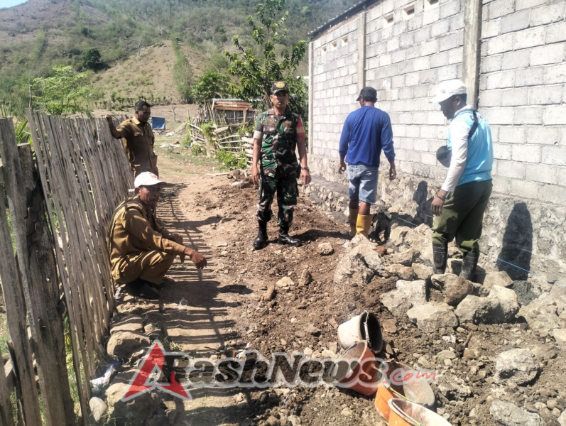 Gotong Royong Perkuat Kebersamaan Babinsa dan Warga Madaprama