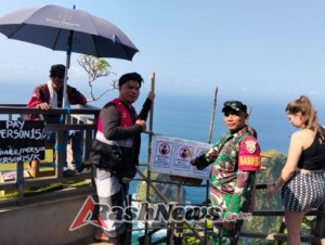 Pastikan Tradisi Nyepi Segara Aman Dan Lancar, Babinsa Bunga Mekar Patroli Di Obyek Wisata Kelingking