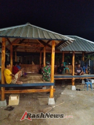 TNI Aktif di Tengah Masyarakat, Babinsa Poto Tano Laksanakan Patroli Malam