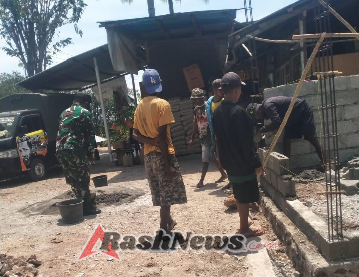 Babinsa Koramil 1618-03/Insut Laksanakan Monitoring Wilayah, Bantu Warga Bangun Rumah Di Desa Fafinesu