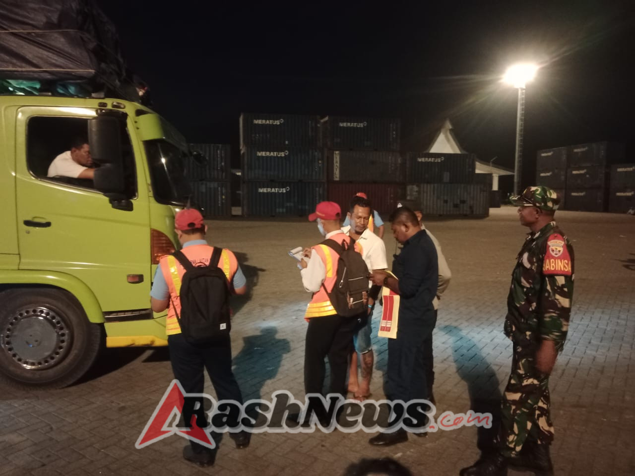 Pengamanan Kapal Darma Rucitra VIII di Pelabuhan IPPI, Babinsa Ende Bersama Stakeholder Turun Lapangan