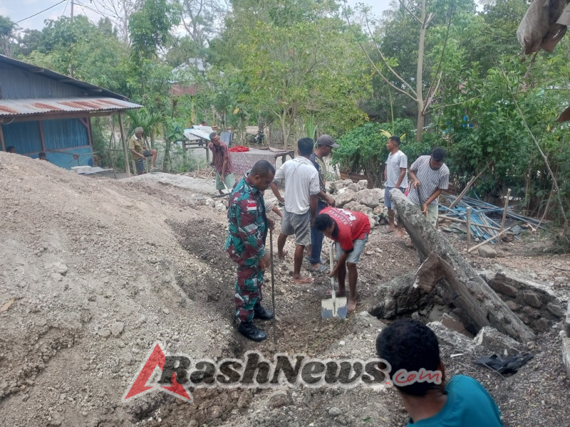 Anggota Satgaster Pos Lasiolat Gotong Royong Bangun Fondasi Rumah Wargav