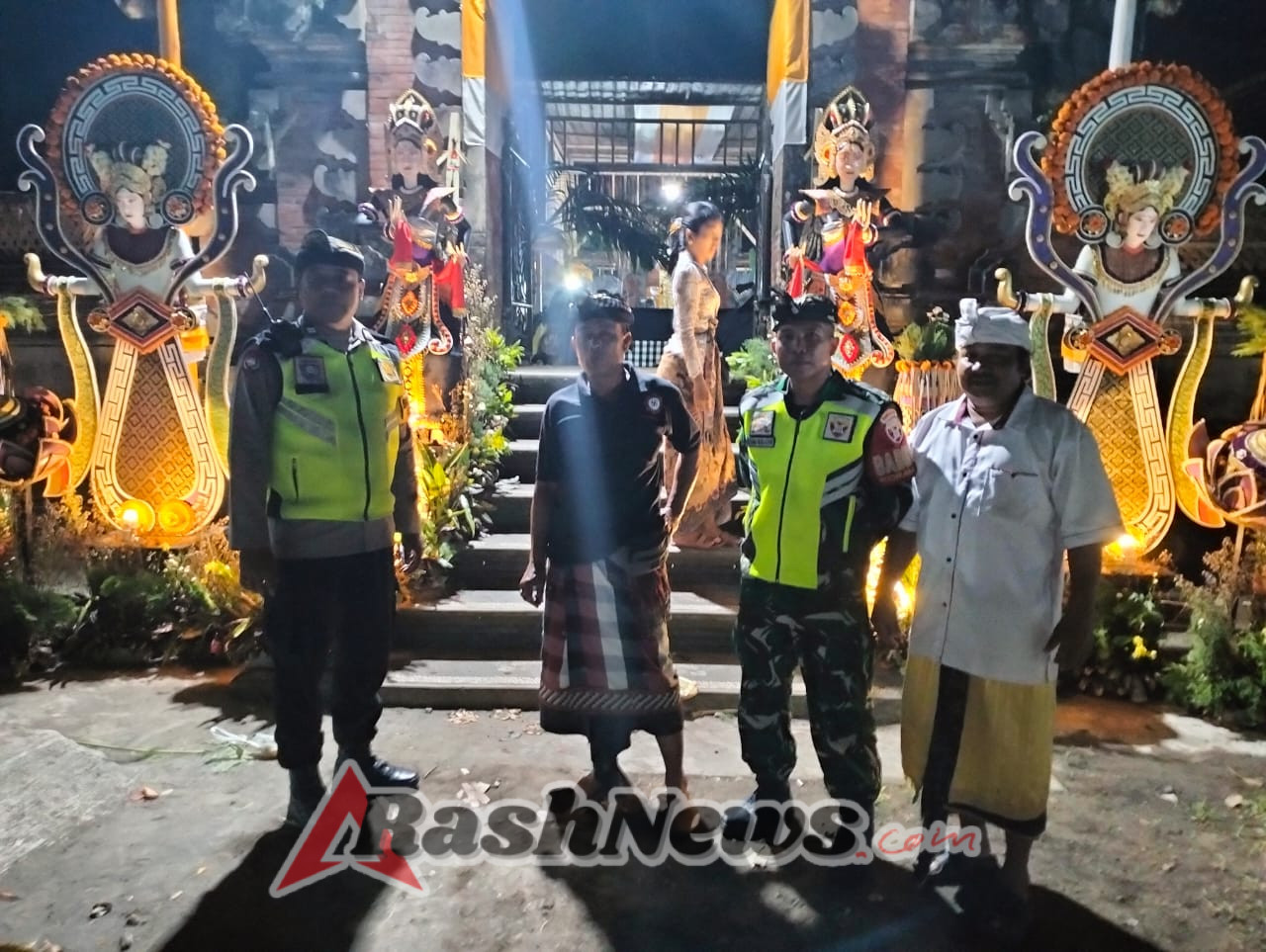 Babinsa dan Bhabinkamtibmas Turut Berpartisipasi Secara Khidmat dalam Karya Pedususan Alit Desa Suwat