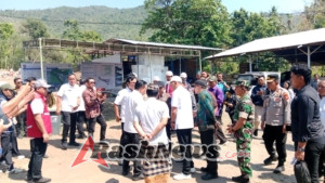 Babinsa 1623-01/Karangasem pantau kunjungan kerja Kementerian Kelautan RI di lokasi pembangunan Kampung Nelayan Merah Putih.
