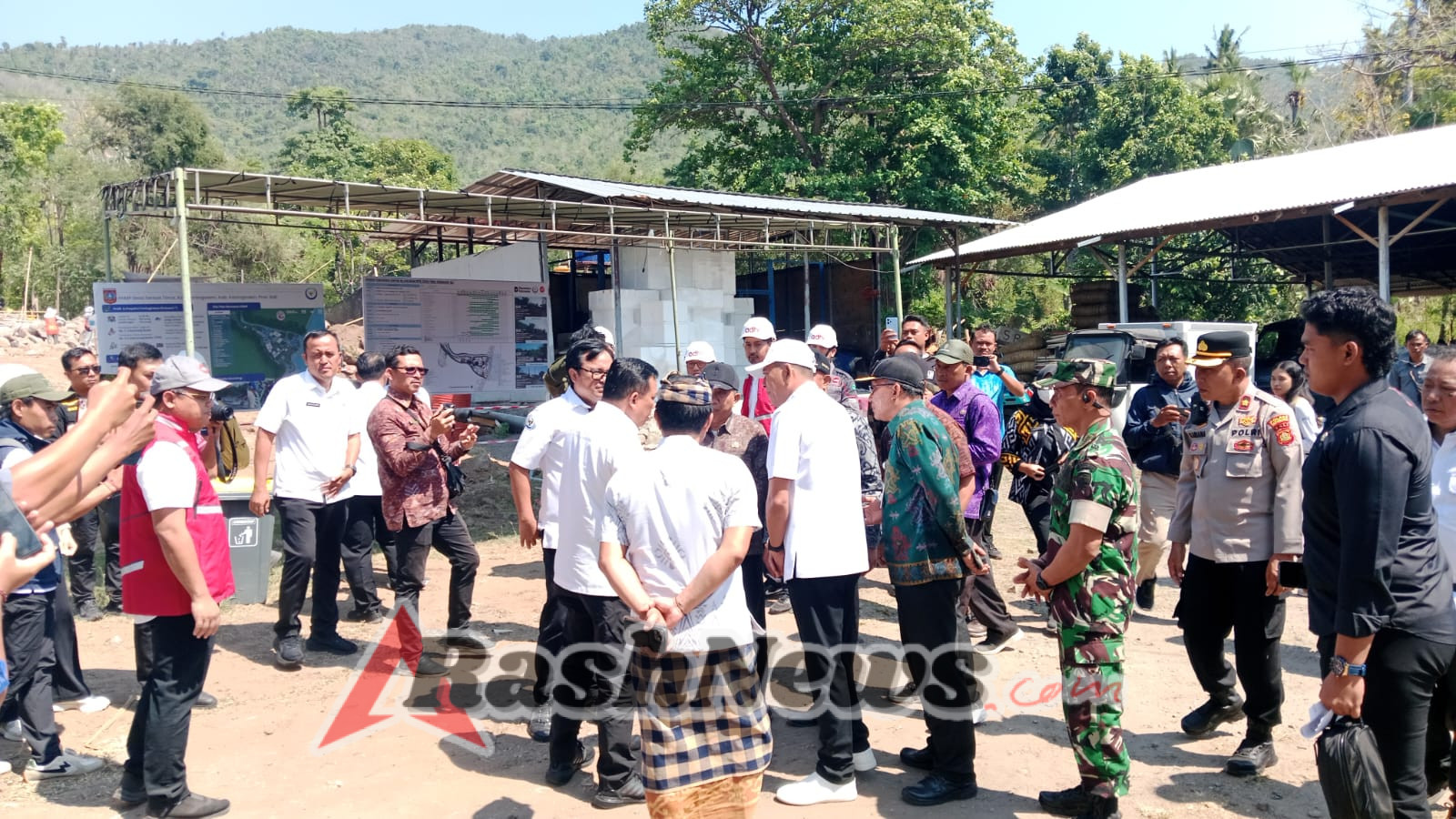 Babinsa 1623-01/Karangasem pantau kunjungan kerja Kementerian Kelautan RI di lokasi pembangunan Kampung Nelayan Merah Putih.